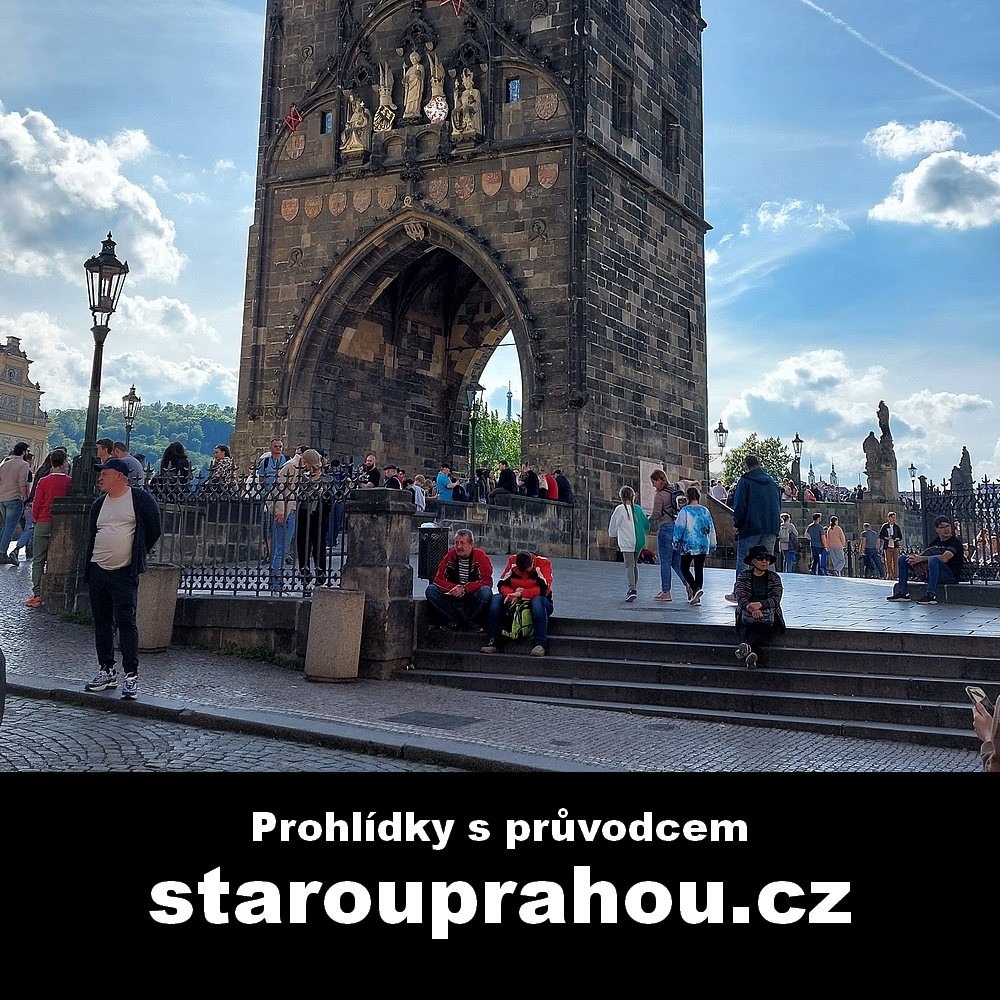 Pohled na Staroměstskou mosteckou věž na Křížovnickém náměstí v Praze