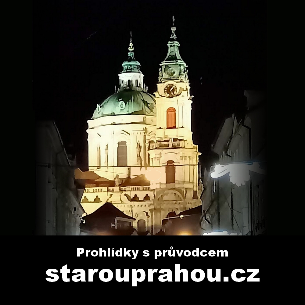 Noční pohled na kostel sv. Mikuláše na Malostranském náměstí v Praze z Karmelitské ulice